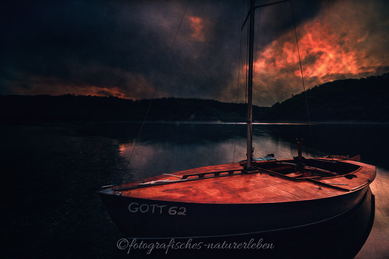 Holzboot am Edersee bei Sonnenuntergang